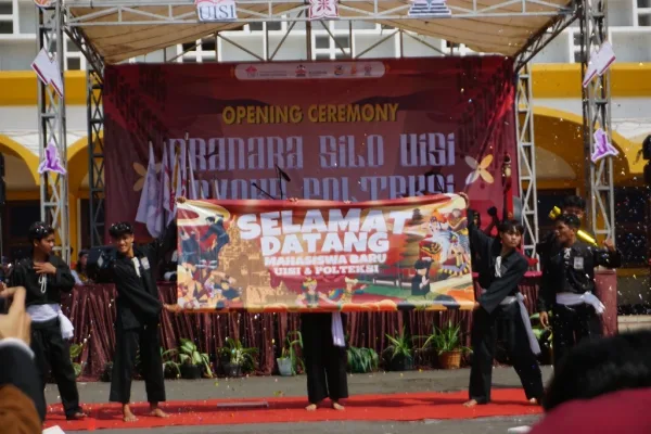 Atraksi Pencak Silat & Banner Selamat Datang Maba
